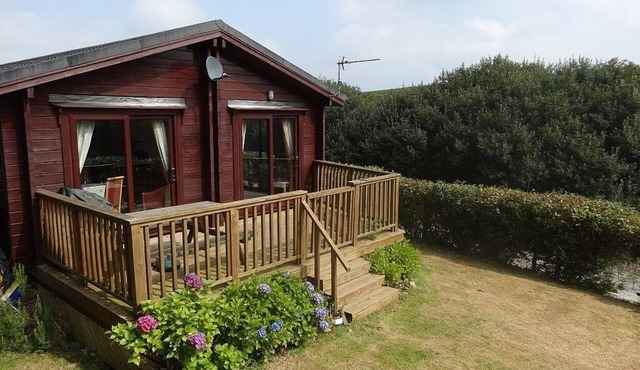 Lodge With Sun Deck & Enclosed Garden. Access to nearby private fishing lakes