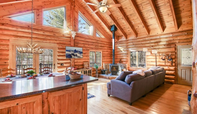 LodgeLife Springbrook - Unwind in Nature Lux Log Cabin in the Heart of Adventure
