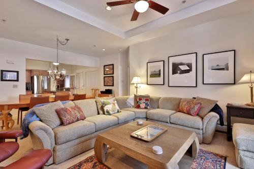 Lodges at Sunrise 3BR 3BA Luxury Ski On Ski Off Condo, Pool, Hot Tub, Gym, Sports Center