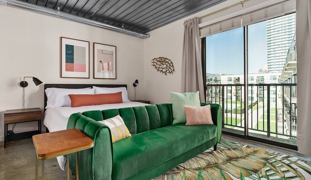 Lodgeur | Designer studio w/pool view | Midtown