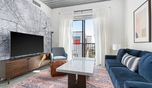 Lodgeur | Elegant & energetic 1BR loft | Midtown