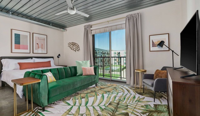 Lodgeur | Marvelous studio w/pool view | Midtown