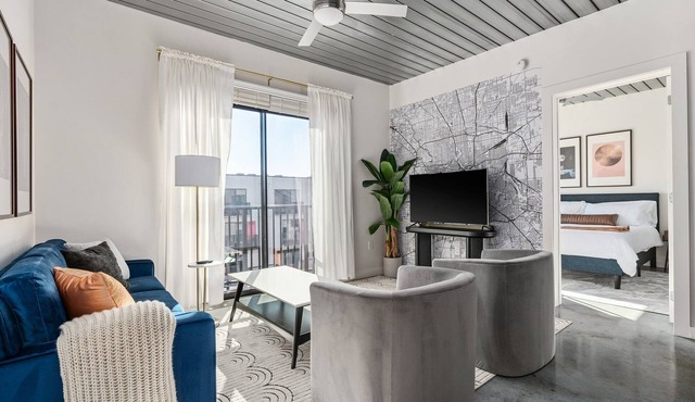 Lodgeur | Plush & bright 2BR loft | Midtown