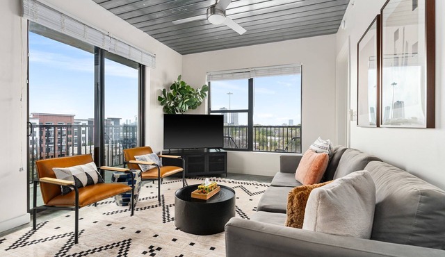 Lodgeur | Sleek & trendy 2BR corner loft | Midtown