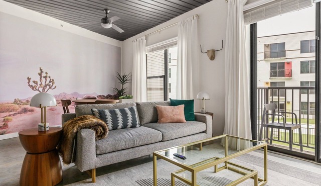 Lodgeur | Stunning & spacious 1BR loft | Midtown