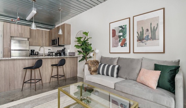 Lodgeur | Suave midcentury modern 1BR | Midtown