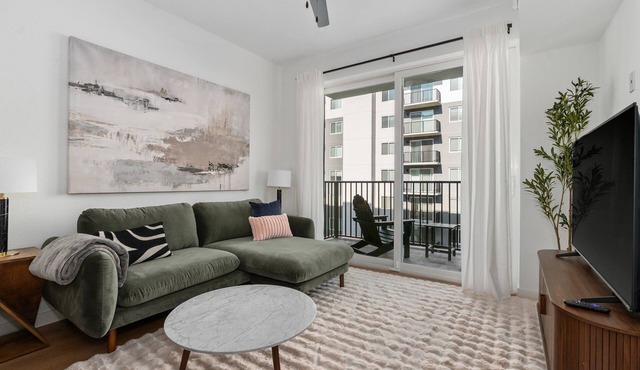 Lodgeur | Sunlit 1BR w/balcony | Energy Corridor