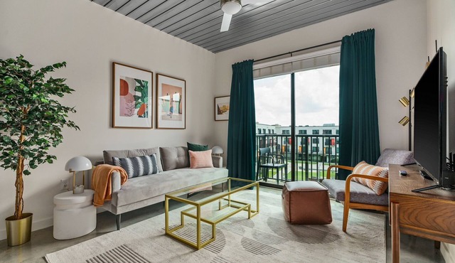 Lodgeur | Trendy 1BR loft w/office | Midtown