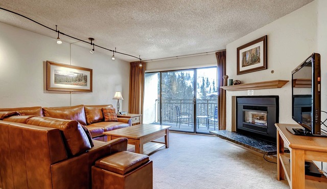Lodging for 4 in Vail Valley with mountain views