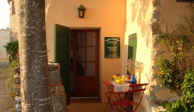 Lodging in the heart of a village perched 500m above sea level in Provence Verte