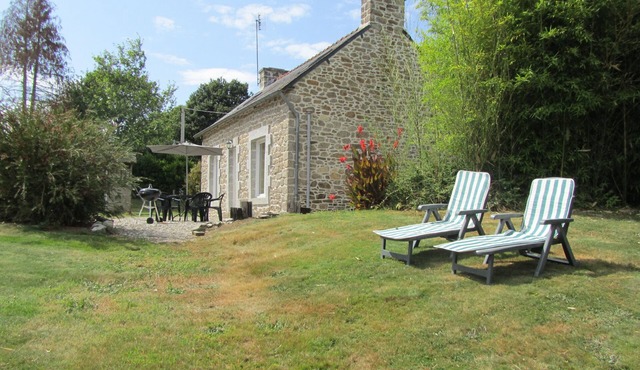 Lodging independent calm in playground garden near Lake Guerledan