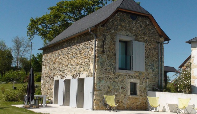 Lodging rated 4 stars NN, with swimming pool, in an old Bearnaise farm