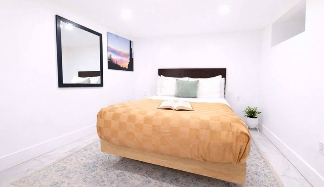 Lodgyy - Chic Double-bed Suite