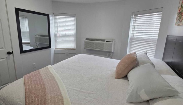 Lodgyy - Comfortable King-Suite