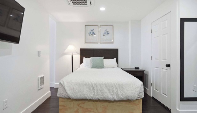 Lodgyy - Comfy Double-bed Suite