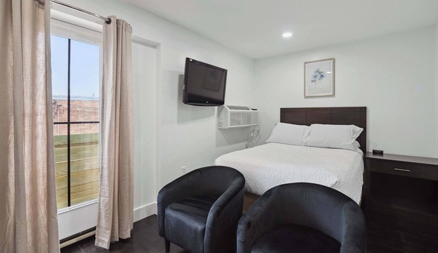 Lodgyy - Deluxe Double-bed Suite