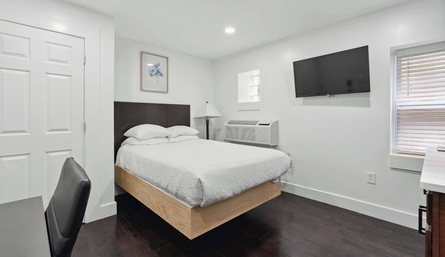 Lodgyy - Quiet Double-bed suite