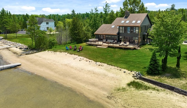 Loeb Lake House - sugar sand private beach - walking distance to Castle Farms