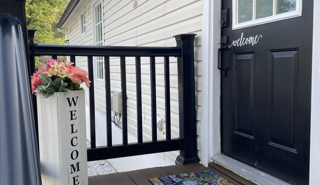 Loera’s InnnLocated right off 95 exit Dumfries, 12 minutes from Quantico, VA.