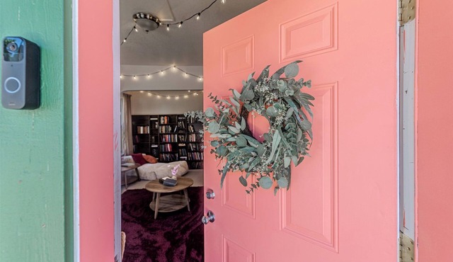 Lofi Girl Book Lover's Nook- 2BD 1BATH A/C Washer/Dryer Full kitchen/fast WIFI