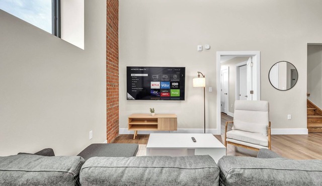 Loft+2Bd+65"TV+8 Min from DT CLE