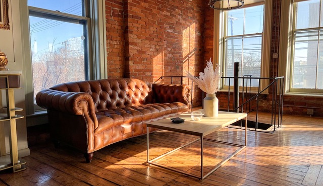 LOFT 40 Swanky Urban Retreat w/ample space 6,000sq/ft, minutes from Downtown