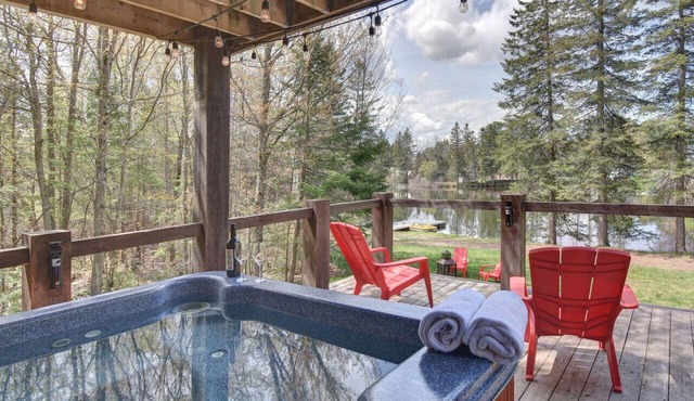 Loft 5 | Hot Tub | Sleeps 4 | Dog Friendly | Lake