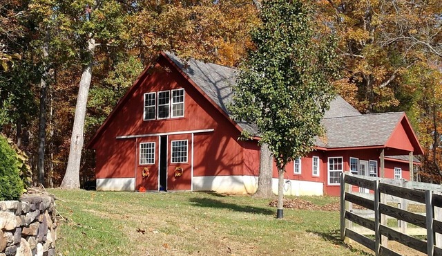 Loft apartment in a working horse barn. Minutes from Lexington and the VAHC.