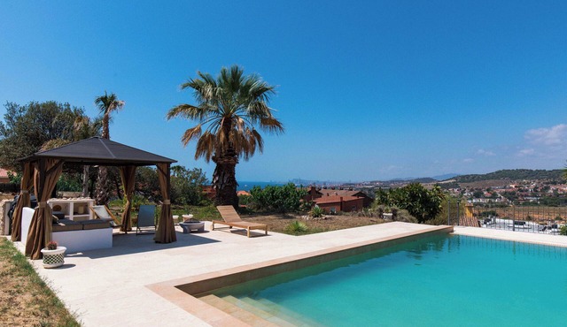 Loft apartment with pool, sea and Barcelona views