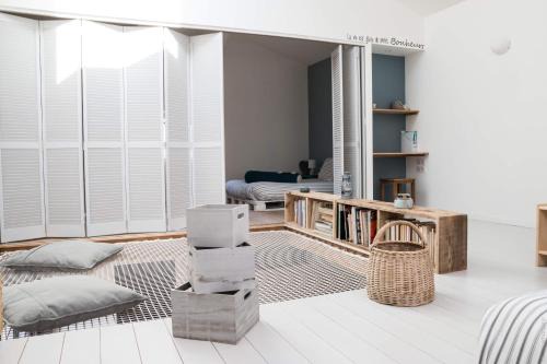 Loft avec filet d'habitation suspendu géant proche mer