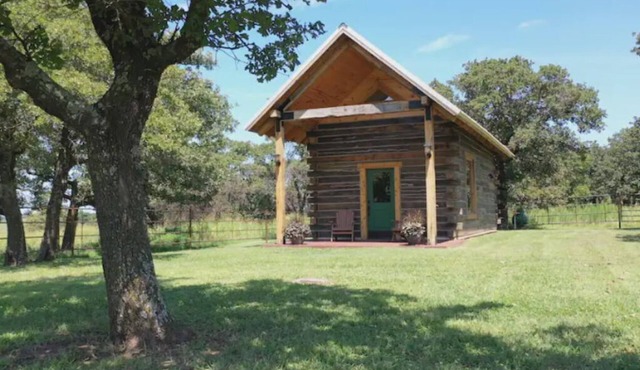 Loft cabin close to Pioneer Woman's Mercantile
