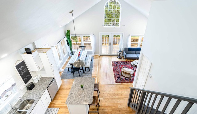 Loft cabin w/hot tub & deck near The Woods