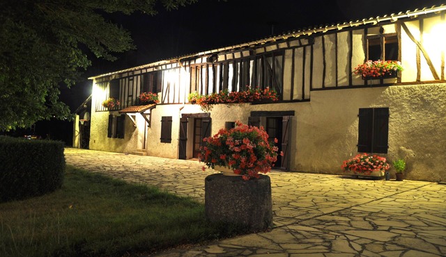 Loft cottage: covered terrace, swimming pool, outdoor area, park, garage