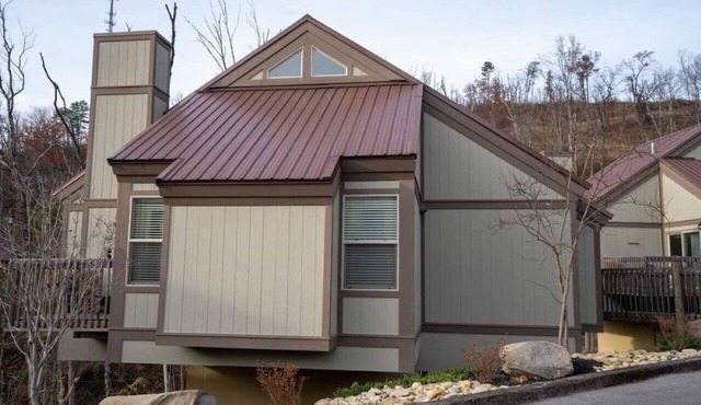 LOFT COTTAGES/AUTUMN . TREETOPS RESORT, GATLINBURG 3BDRM/3BATH FRIDAY CHECK IN