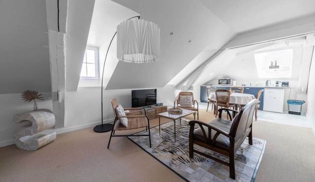 Loft design au centre-ville avec jardin et parking