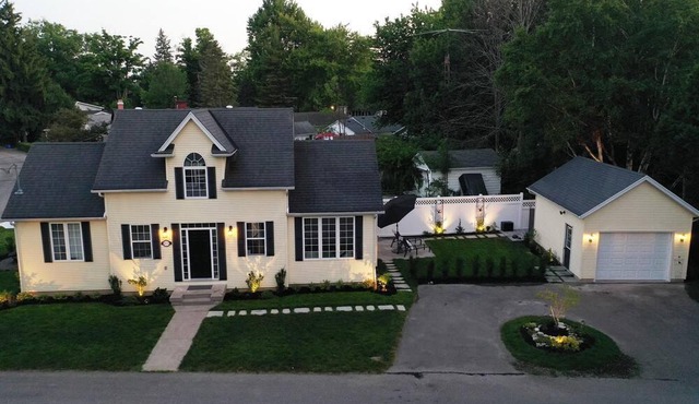 Loft in Charming Cape Cod Style house - 9 min. Walk to Beach - up to 4 guests