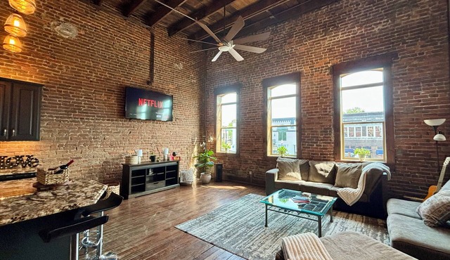 Loft in the Heart of Downtown - 500 Mbps WiFi - 4 car parking - EV charge - Boat