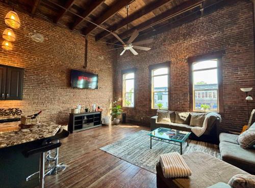 Loft in the Heart of Town-3BR-2bath-500Mbps WiFi-4car parking-EV-boat