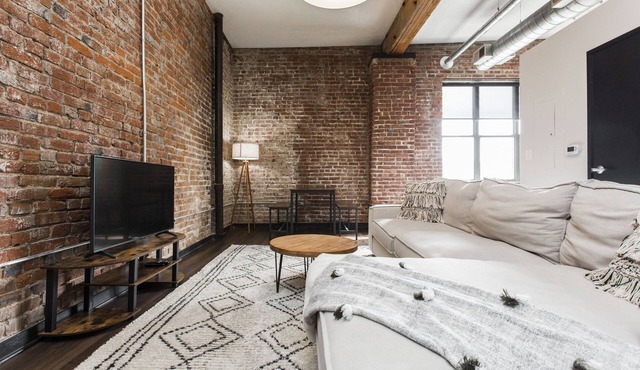 Loft in the Rivermarket District! Rooftop access and DT KC views. Walk to City Market, local coffee shops, restaurants, shops or hop on the free streetcar just steps away. Minutes from P&L, T-Mobile, Crossroads, Plaza. 10 min drive to stadiums.