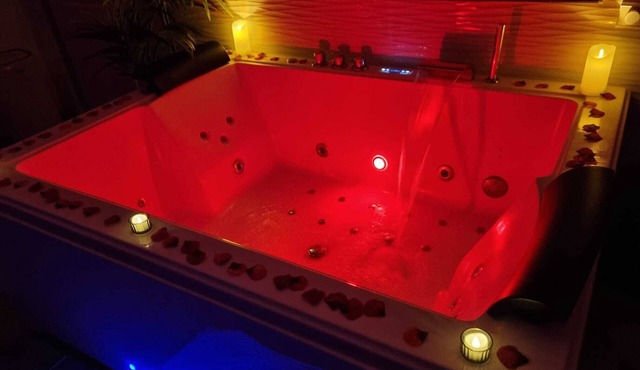 Loft jacuzzi private garden Netflix Wifi 20 minutes from Paris Val d'Oise