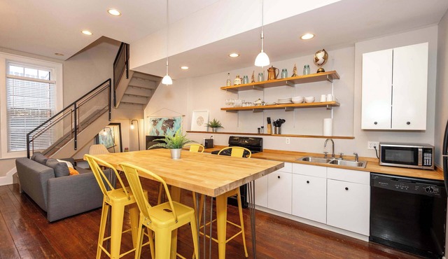 Loft Life Pendleton 2 – Chic Downtown Condo for 4!