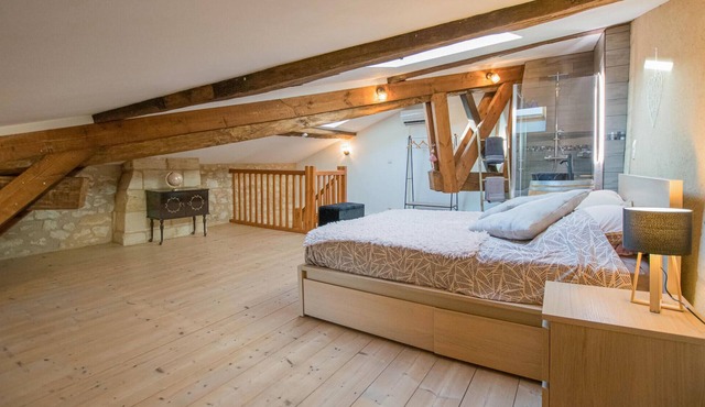 Loft-like and cozy vacation apartment in a charming house made of white Bordeaux stone.