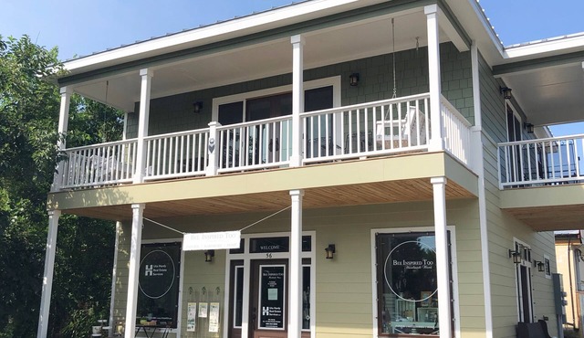 * Loft Lodging in Apalachicola