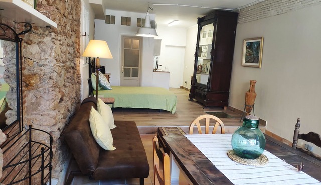 Loft LOVE, charming, cozy, comfortable, centrally located, king bed (2-4 pax).