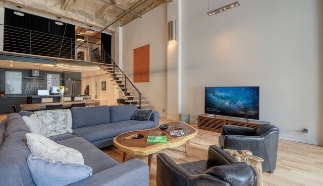 LOFT: Luxury 21' Foot Ceiling, 3 bedroom loft, 2 bath, downtown Montreal