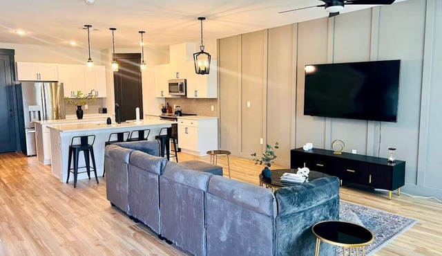 Loft, New Luxurious Large 3BR, Sleeps 9 + Parking
