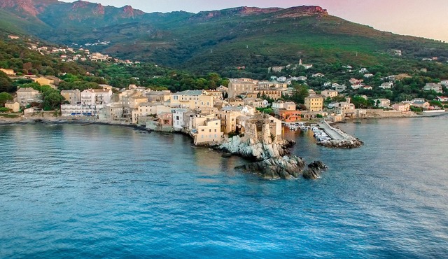 Loft of 100 m2 in the village of Erbalunga, waterfront