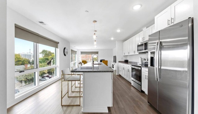 Loft, Open Concept, Balcony 2 Bed, Pool Gym, Wifi