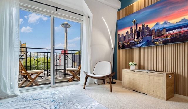 Loft Penthouse. Private Balcony with Space Needle View. Walk to everywhere
