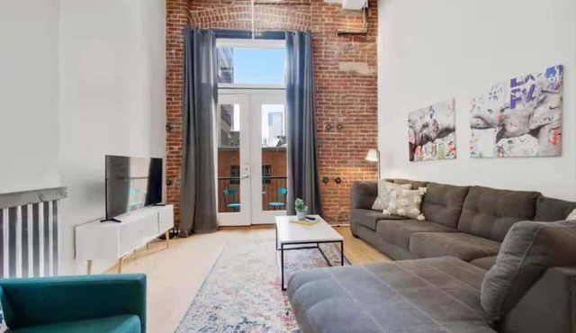 Loft Retreat | King Bed+Balcony | Pet-Friendly 30+